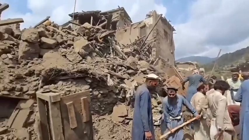 Otec musel vyhrabat mrtvé děti sám. Afghánistán volá po zemětřesení o pomoc